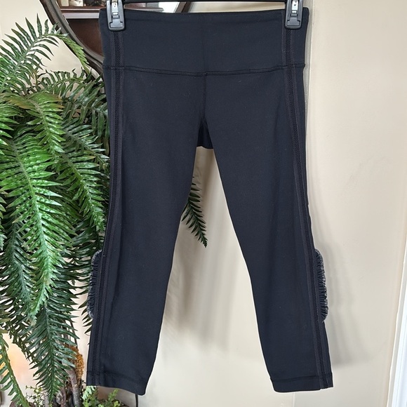 Lululemon Black Cropped Capri Pants Reflective Ruffle Workout Activewear Tights - Picture 3 of 15
